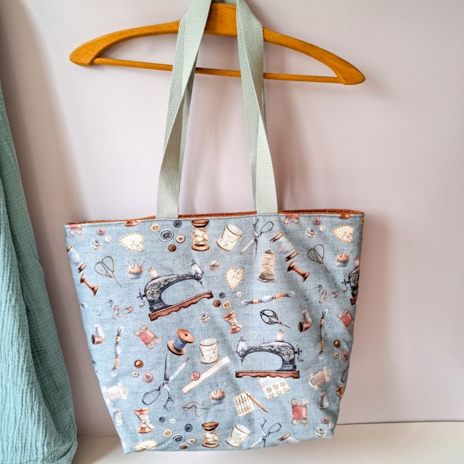 sac cabas accroché à un cintre. sac en coton imprimé accessoires de couture vintage. Création Angélique La Fée En Fil