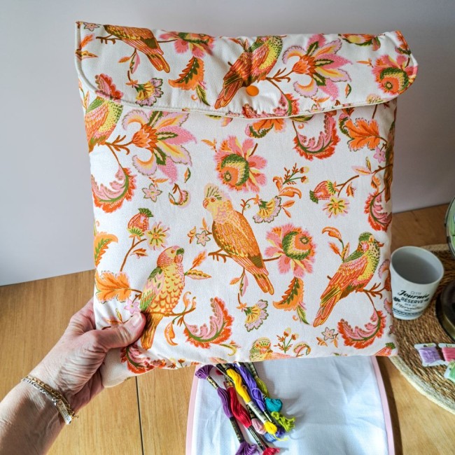 pochette-rangement-cadre-a-broder-point-de-croix-coton-motif-oiseaux-savannah-angelique-la-fee-en-fil pochette pour le rangement de cadre à broder motif oiseau et fleur