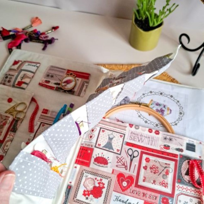 trousse-broderie-rangement-grille-à-broder-point-de-croix-gigi-angelique-la-fee-en-fil rangement de la grille à broder et le tambour à broder dans la trousse de brodeuse motif couture crée par Angélique La Fée En Fil