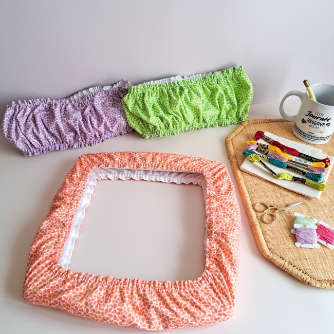 Collection complète Lumière Végétale par Angélique la Fée En Fil : les trois Grime Guards Mandarine, Lavande et Verveine présentés avec une tasse, des fils moulinés et des ciseaux dorés.