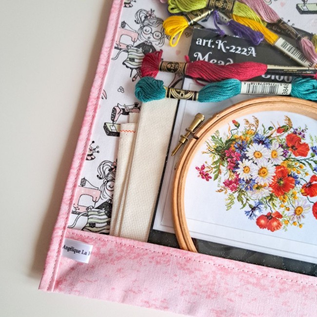 sac-a-projet-vinyle-broderie-motif-couture-l-atelier-des-petites-mains-angelique-la-fee-en-fil sac à projet transparent pour la broderie