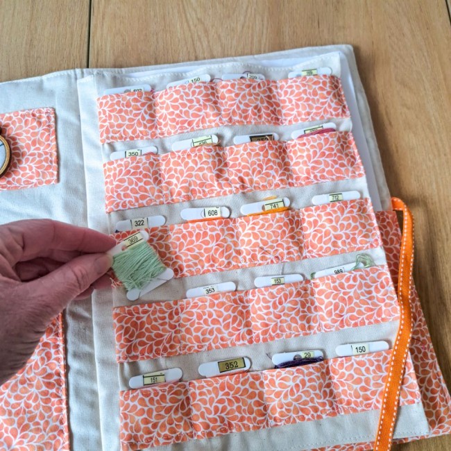 trousse de brodeuse avec rangement de 40 cartonnettes de fil à broder