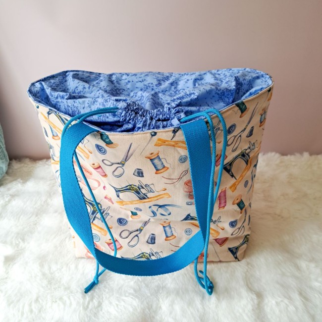 sac cabas posé sur de la moquette. en coton imprimé accessoire de couture. Création Angélique La Fée En Fil