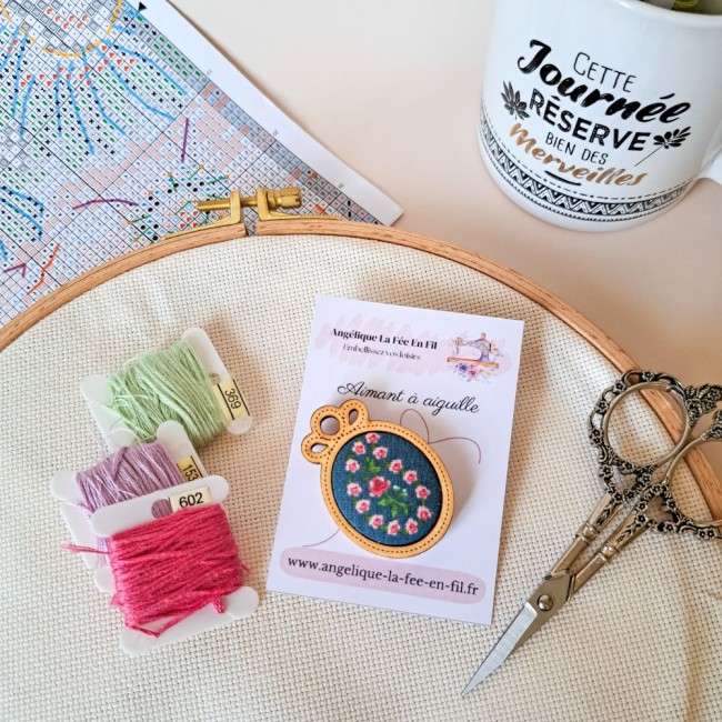 aimant-a-aiguille-broderie-fleurs-bois-lucie-angelique-la-fee-en-fil aimant à aiguille sur carte de présentation pour broderie