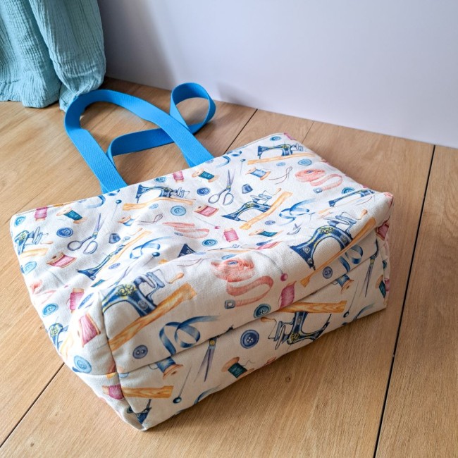 sac cabas posé sur une table montrant le fond du sac. Création Angélique La Fée En Fil