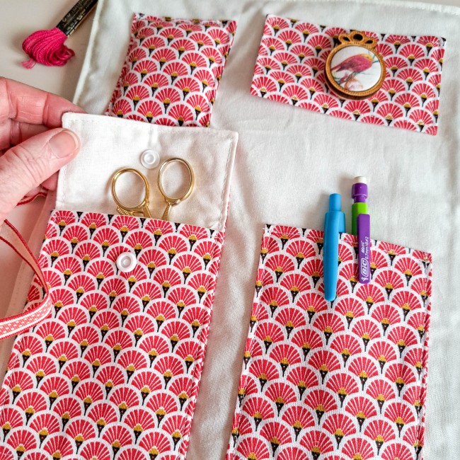Trousse de brodeuse artisanale en tissu japonais rouge à motifs éventails, avec poches de rangement pour ciseaux, stylos et accessoires de broderie, création Angélique La fée En Fil.