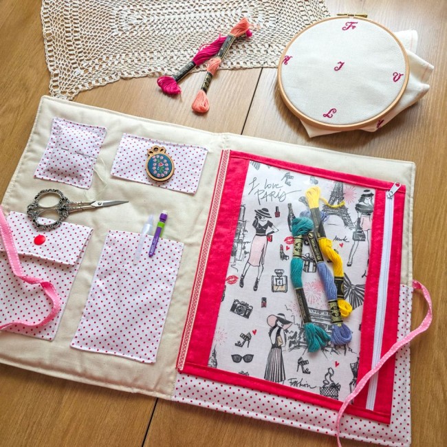 Trousse de broderie et point de croix Nina ouverte avec écheveaux de fils à l'intérieur de la grande pochette zippée en tissu Paris, pique-aiguille et accessoires, création artisanale Angélique La Fée En Fil.