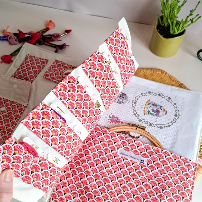 Trousse de brodeuse artisanale en tissu japonais rouge à motifs éventails, ouverte pour montrer les rangements à fils et une grille de broderie avec tambour, création Angélique La fée En Fil.