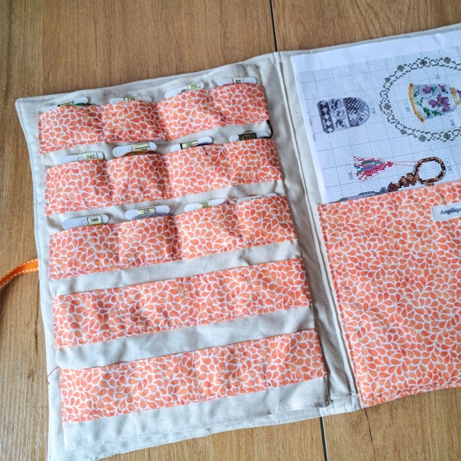 trousse de brodeuse avec rangement pour cartonnettes de fil à broder