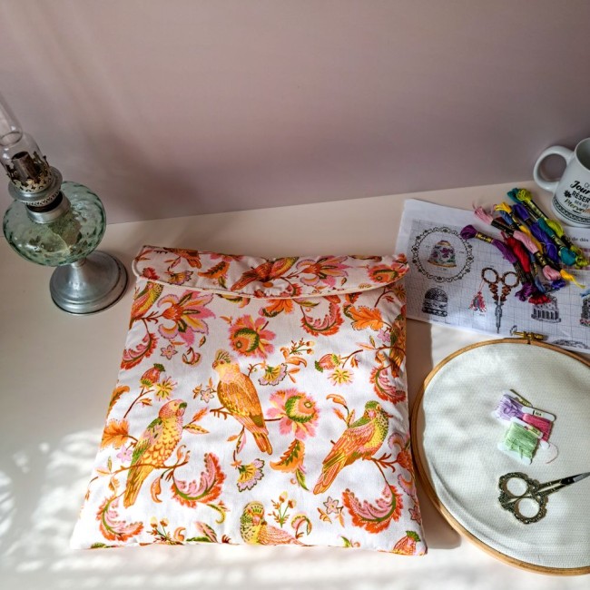 pochette-rangement-tambour-a-broder-broderie-oiseaux-savannah-angelique-la-fee-en-fil pochette pour le rangement de tambour à broder pour le point de croix tissu imprimé oiseau