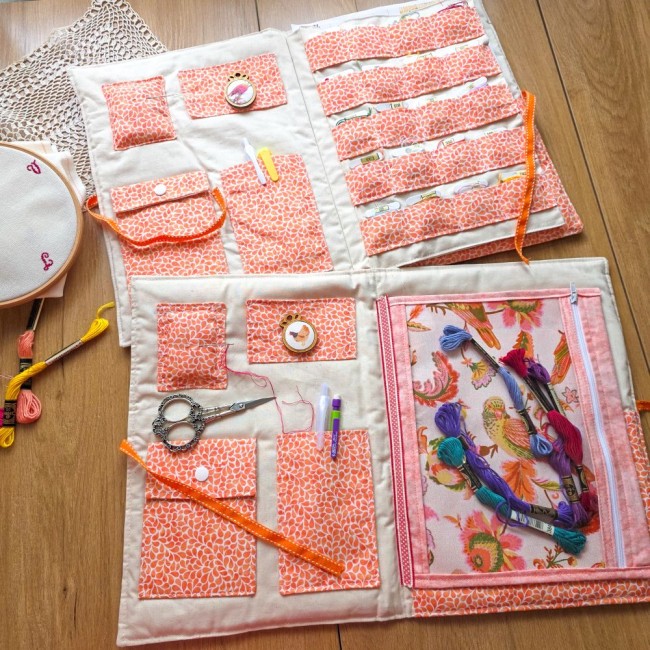 Vue d'ensemble comparant les deux versions de la trousse de brodeuse Savannah : le modèle avec rabats pour cartonnettes en haut et le modèle avec pochette zippée en vinyle transparent aux motifs fleurs et oiseaux en bas, création artisanale Angélique La F
