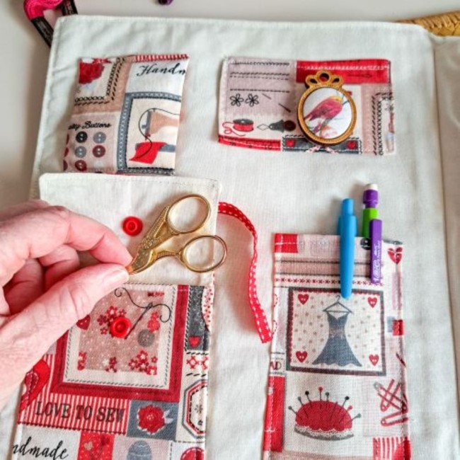 rangement-accessoire-pour-la-broderie-ciseaux-a-broder-aimant-a-aiguille-gigi-angelique-la-fee-en-fil rangement des accessoires de la trousse de brodeuse, la créatrice tient le ciseau à broder pour le ranger dans son étuicrée par Angélique La Fée En Fil