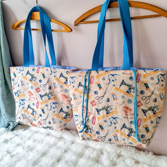 2 sac cabas posé sur un cintre avec des motif de machine à coudre. Création Angélique La Fée En Fil