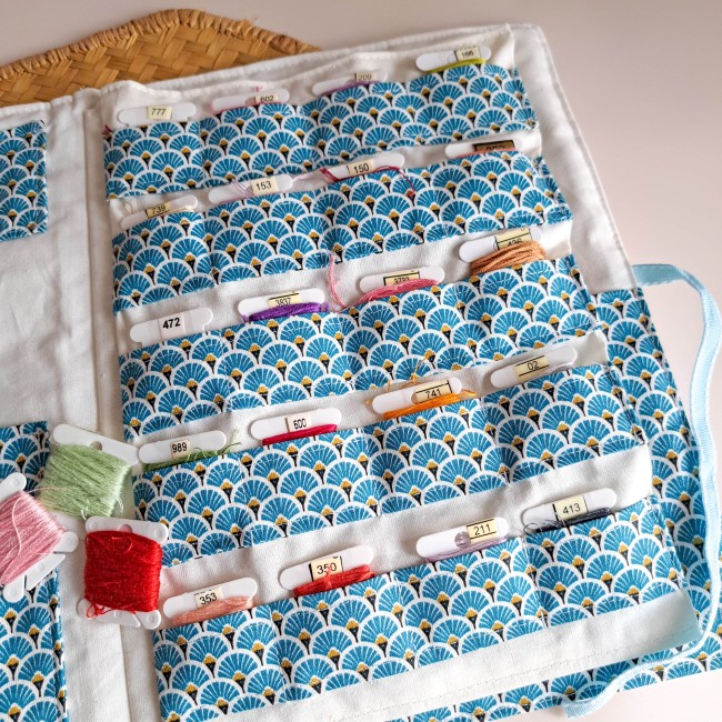 Trousse de brodeuse ouverte avec rangements pour fils à broder, tissu motif éventail bleu et blanc – création artisanale Angélique La fée En Fil.