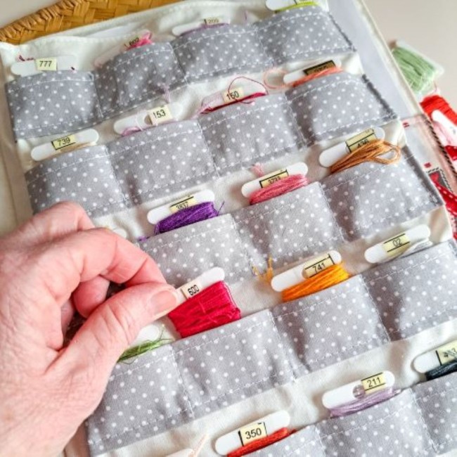 organisateur-fils-a-broder-point-de-croix-gigi-angelique-la-fee-en-fil organisateur de cartonnettes de fils à broder de la trousse de brodeuse crée par Angélique La Fée En Fil