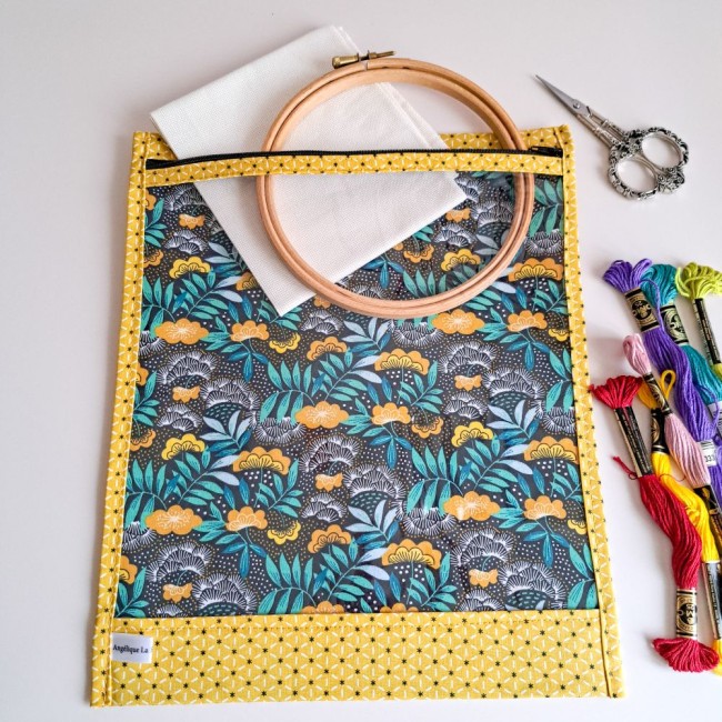 pochette-à-projet-broderie-motif-fleur-jaune-angelique-la-fee-en-fil pochette à projet broderie