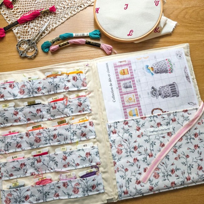 trousse-brodeuse-rangement-grille-a-broder-broderie-sofia-angelique-la-fee-en-fil Trousse de brodeuse Sofia ouverte montrant le grand rabat intérieur avec une grille de point de croix glissée dans sa poche. création Angélique La Fée En Fil