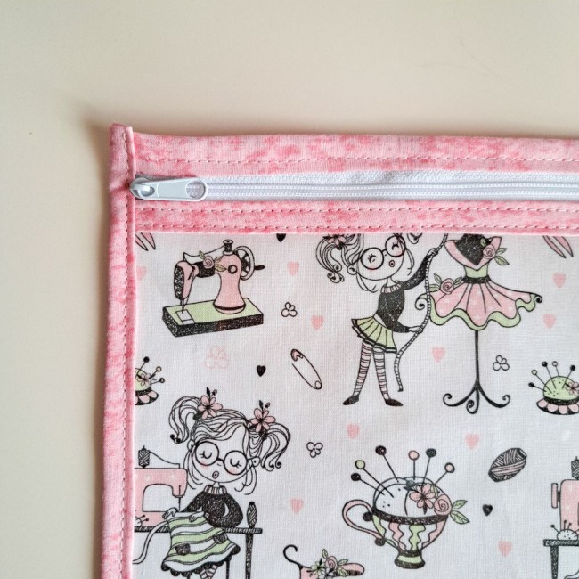 pochette-à-projet-vinyle-broderie-motif-couture-l-atelier-des-petites-mains-angelique-la-fee-en-fil pochette à projet vinyle rose