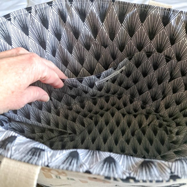 sac-cabas-loisirs-creatif-angelique-la-fee-en-fil intérieur du sac cabas Louise avec une poche à l'intérieur, imprimé noir en losange. Création Angélique La Fée En Fil