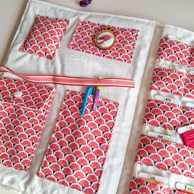 Trousse de brodeuse artisanale en tissu japonais rose et blanc à motifs éventails, avec poches de rangement pour fils, aiguilles et accessoires de broderie, création Angélique La fée En Fil.