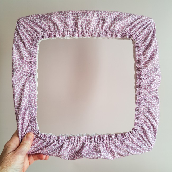 Grime guard de la collection Lumière Végétale, couleur lavande, motif végétal violet clair – accessoire pour tambour ou Q-snap, création artisanale Angélique La fée En Fil.