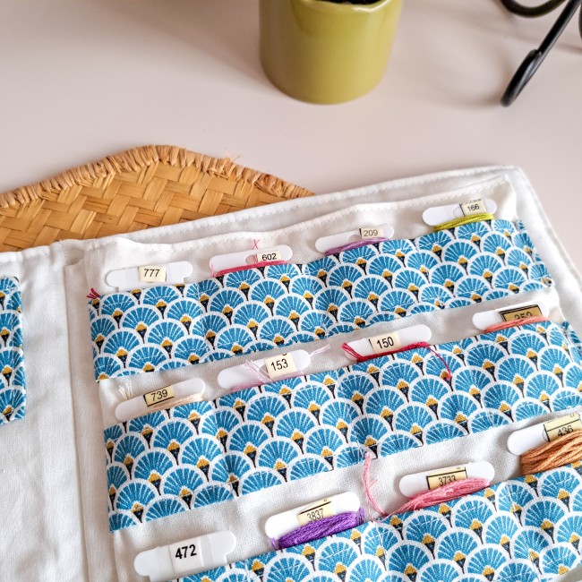 Trousse de brodeuse artisanale avec rangements pour fils à broder, tissu motif éventail bleu et blanc, création Angélique La fée En Fil.