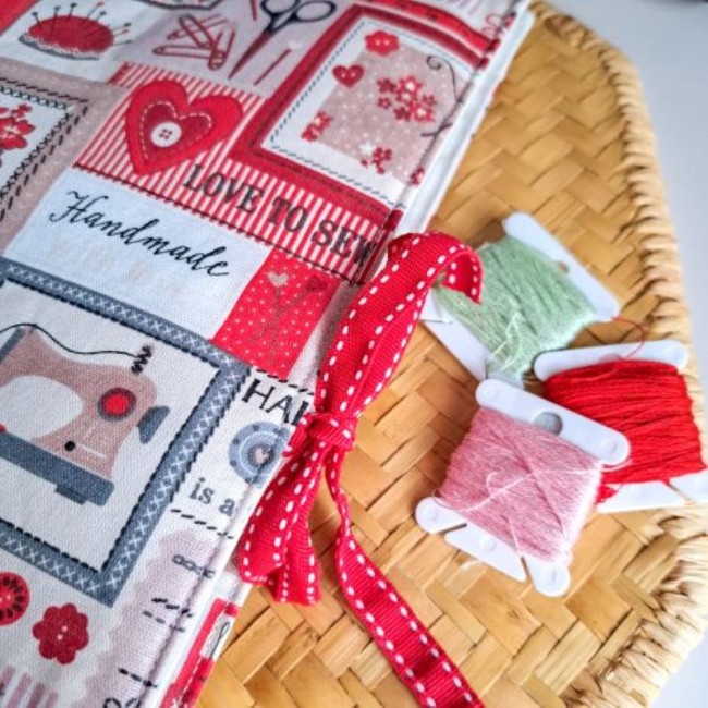 trousse-de-brodeuse-rangement-accessoires-broderie-gigi-angelique-la-fee-en-fil trousse de broderie en coton au motif couture fermé par 2 liens à nouer crée par Angélique La Fée En Fil