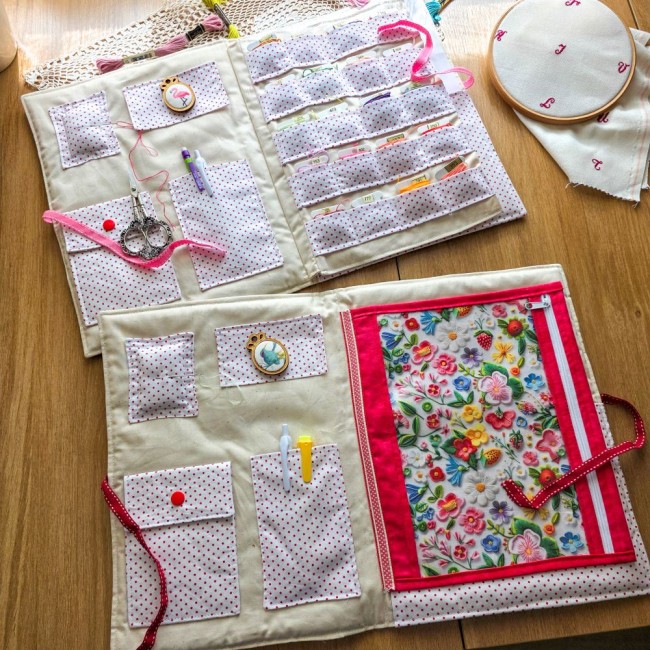 trousse-brodeuse-organisateur-point-de-croix-comparatif-modeles-cartonnettes-pochette-zippee-alice-angelique-la-fee-en-fil Présentation des deux versions de la trousse de brodeuse Alice à pois rouges : version cartonnettes et version pochette zippée en vinyle, création artisanale Angélique La Fée En Fil.
