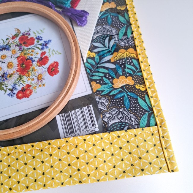 organisateur-broderie-motif-fleur-jaune-angelique-la-fee-en-fil organisateur broderie