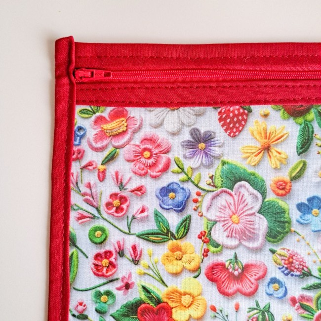 pochette-a-projet-vinyle-broderie-fleur-mlticolore-broder-rouge-angelique-la-fee-en-fil pochette à projet vinyle fleurs brodés