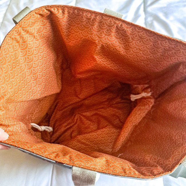 sac cabas elsa ouvert pour découvrir l'intérieur en coton marron. Création Angélique La Fée En Fil