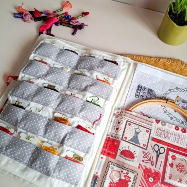 organisateur-cartonnettes-fils-a-broder-broderie-gigi-angelique-la-fee-en-fil rangement de cartonnettes de fils à broder pour le point de croix dans l'organisateur de broderie crée par Angélique La Fée En Fil