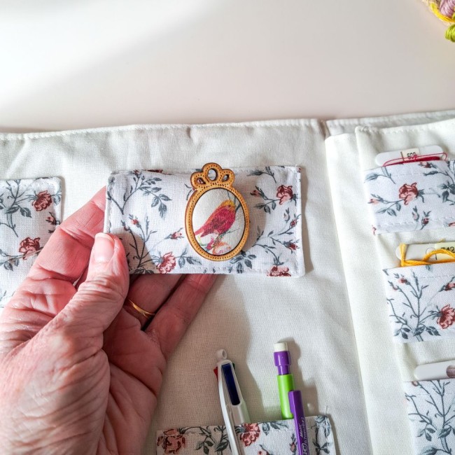 trousse de brodeuse fleurs rose sofia aimant à aiguille