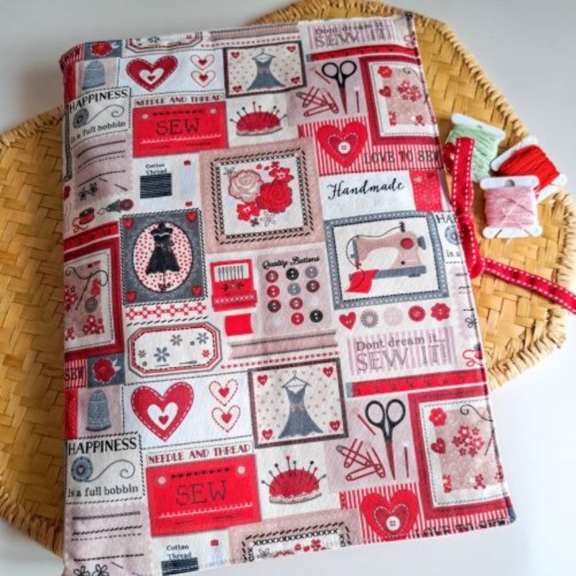 trousse-de-brodeuse-rangement-accessoire-point-de-croix-gigi-angelique-la-fee-en-fil trousse de brodeuse en coton motif couture fermé par 2 liens à nouer crée par Angélique La Fée En Fil