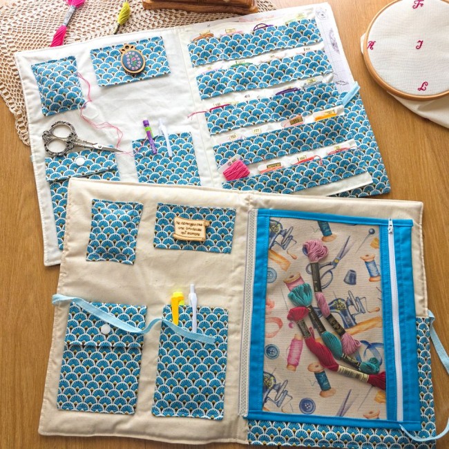 trousse-brodeuse-comparatif-modeles-cartonnettes-pochette-zippee-mains-et-merveilles-angelique-la-fee-en-fil Vue d'ensemble comparant les deux versions de la trousse de brodeuse Mains et Merveilles : le modèle avec rangement pour cartonnettes en haut et le modèle avec pochette zippée en vinyle transparent en bas, création artisanale Angélique La Fée En Fil.