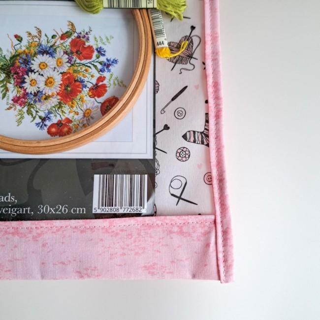 sac-à-projet-vinyl-broderie-rose-motif-tricot-la-douceur-des-mailles-angelique-la-fee-en-fil sac à projet vinyle rose pour le point de croix