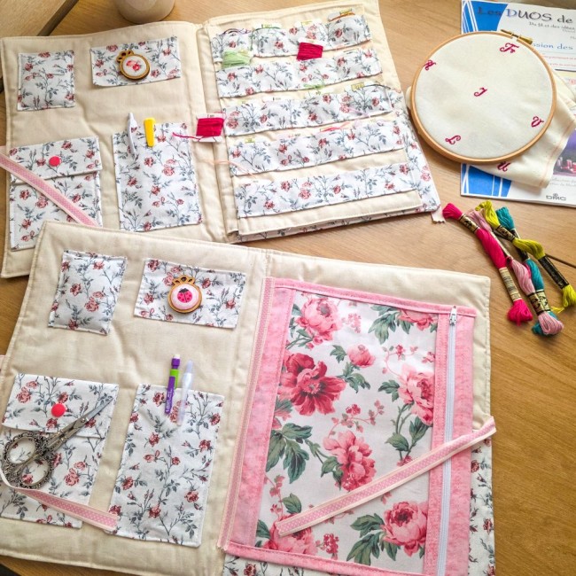 trousse-brodeuse-point-de-croix-interieur-poche-zippee-et-cartonnettes-sofia-angelique-la-fee-en-fil Vue intérieure comparative de la trousse de brodeuse Sofia : version avec rangements cartonnettes en haut et version avec grande poche zippée transparente en bas. Création Angélique La Fée En Fil