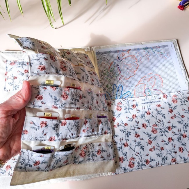 trousse de brodeuse fleurs rose cartonnettes fils à broder sofia