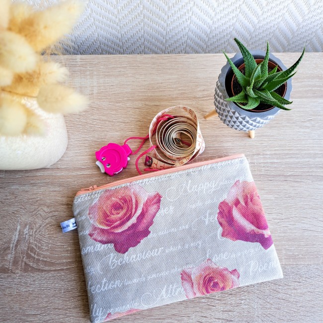 trousse-zippee-roses-vintage-tricoteuse-Angélique-La-fée-En-Fil trousse zippée rose vintage tricoteuse