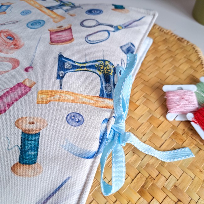 Trousse de brodeuse en tissu motif couture avec machine à coudre, bobines et ciseaux, création artisanale Angélique La fée En Fil.