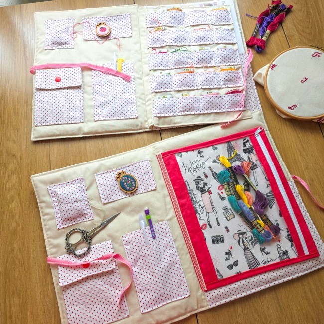 Vue d'ensemble des deux parties intérieures de la trousse de broderie et point de croix Nina à pois roses, présentant la pochette zippée en tissu Paris et la page de rangement pour fils, création artisanale Angélique La Fée En Fil.