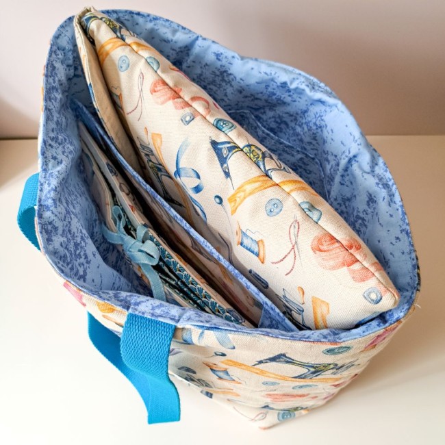 Sac cabas posé sur une table à l'intérieur des accessoires assortis pour la broderie. Création Angélique La Fée En Fil