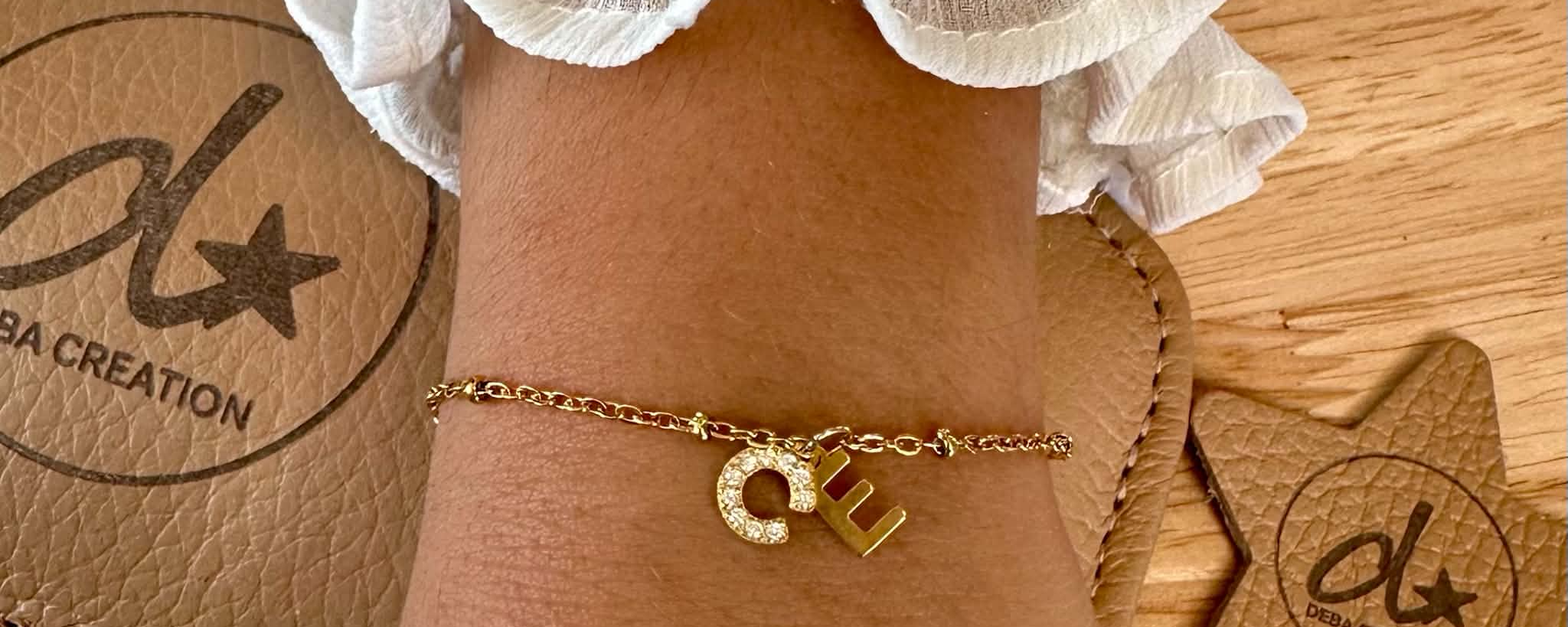 Bijoux permanents DEBA CREATION : bracelet doré personnalisé avec pampille lettre