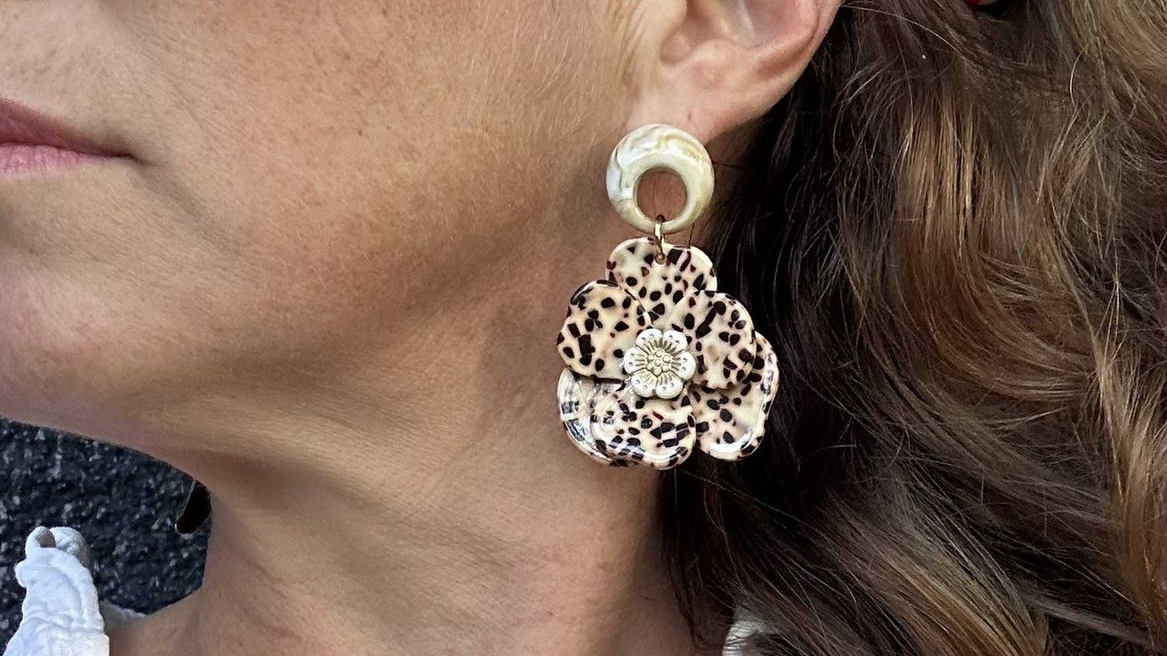 Boucles d'oreilles fleur léopard portées avec cabochon nacré - Bijou fantaisie artisanal DEBA CREATION