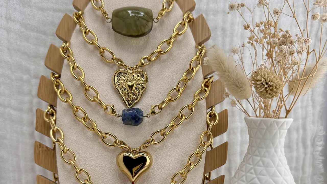 Colliers de créateur à personnaliser, grosse chaîne en acier inox doré et pendentif perle ou coeur au choix du client, atelier proche Bordeaux