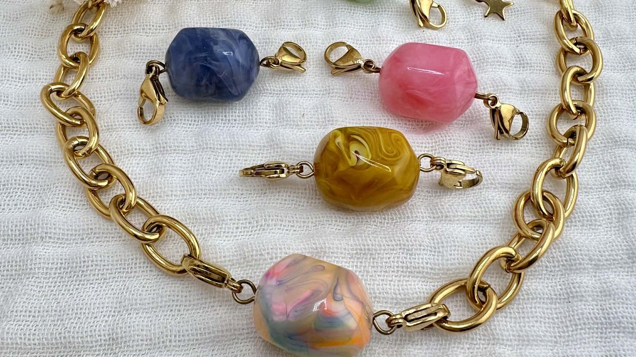 Collier chaîne dorée avec perles en résine interchangeables multicolores - Bijou fantaisie artisanal DEBA CREATION