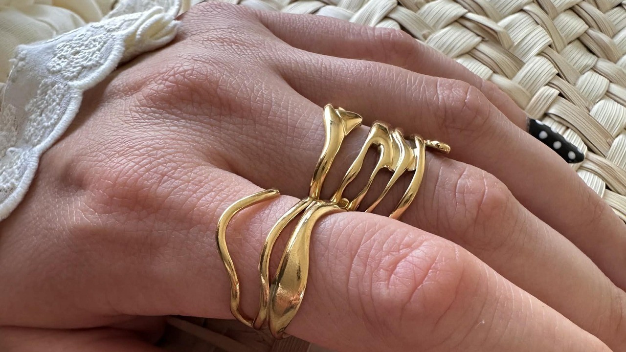 Bague dorée fantaisie ajustable portée sur la main - Bijou artisanal DEBA CREATION