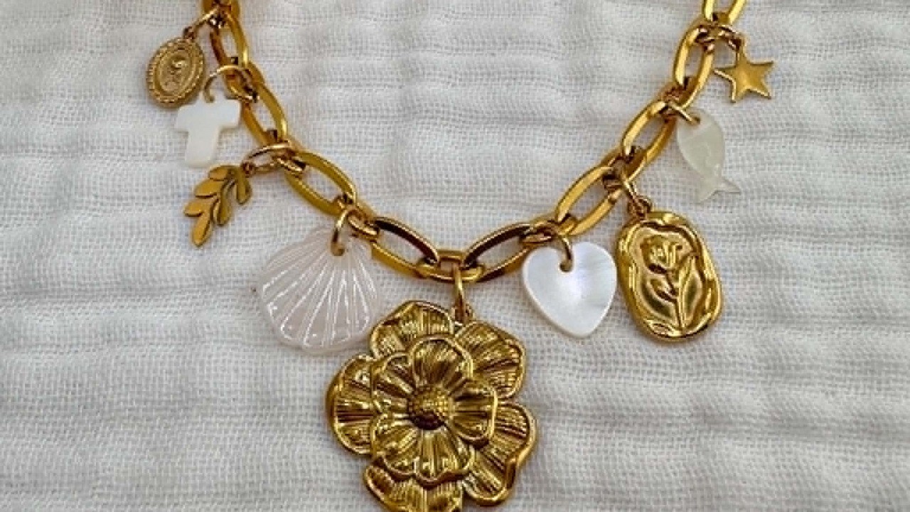 Collier chaîne dorée à breloques réalisé lors d'un atelier création de collier DEBA CREATION à Bordeaux