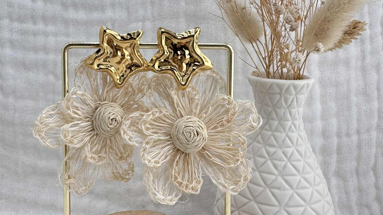 boucles d'oreilles de créateur, pour femme, grosse fleur raphia écru sur clou d'oreille étoile acier inoxydable doré, atelier proche de Bordeaux