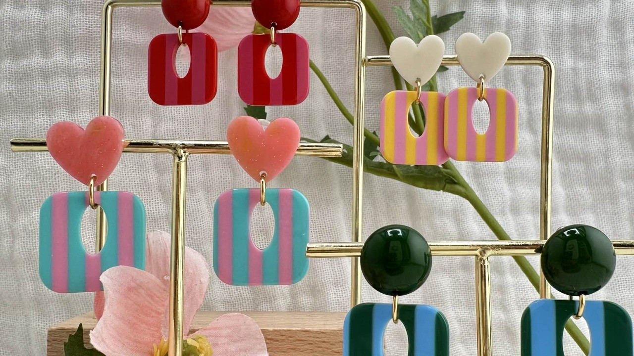 Collection de boucles d'oreilles fantaisie colorées à rayures en pâte polymère artisanales DEBA CREATION